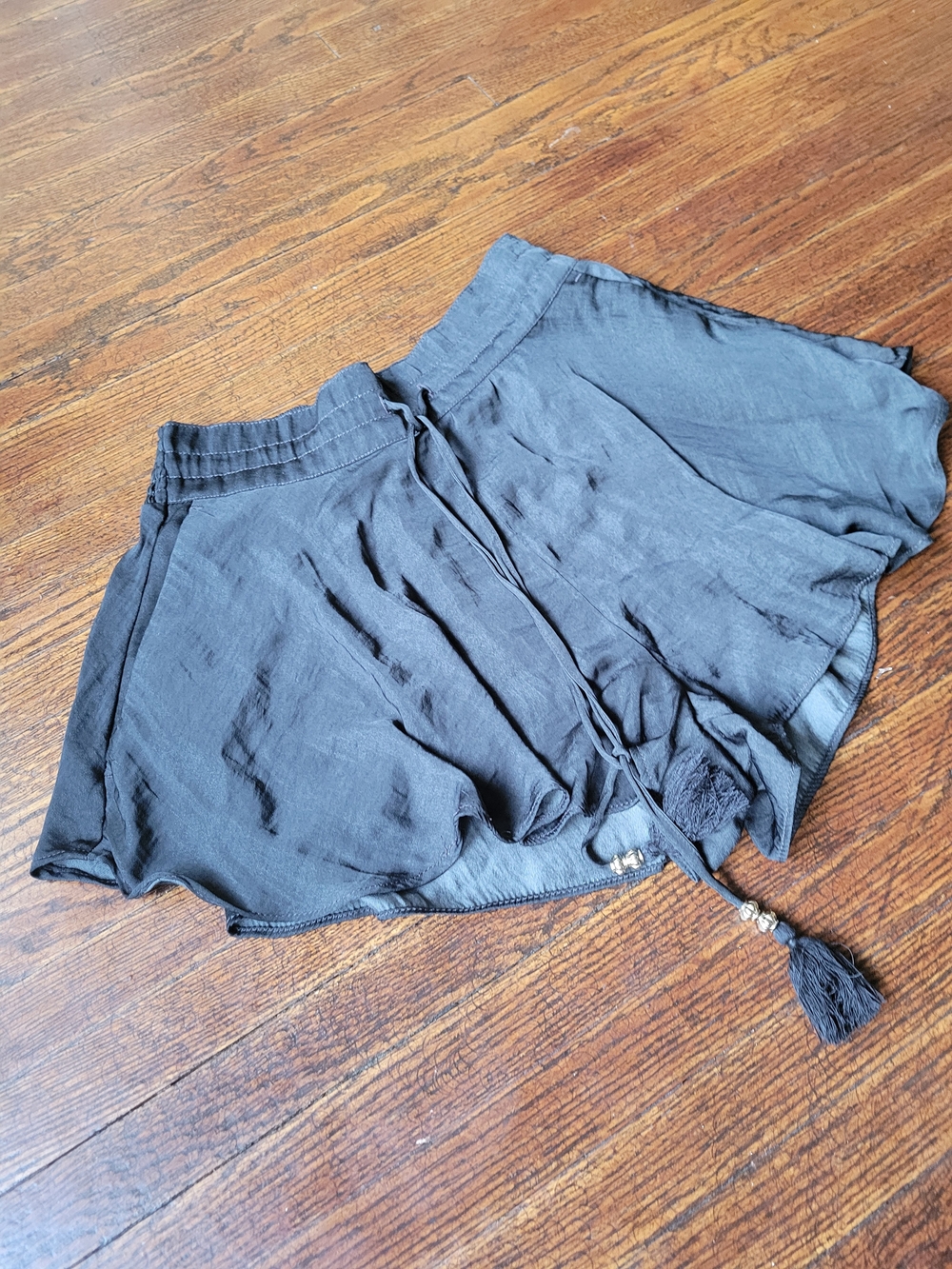 Divided (H&M) Ruffle Tiered Shorts Tassel Flowy Boho Black Size Small Silky Soft - Picture 3 of 17